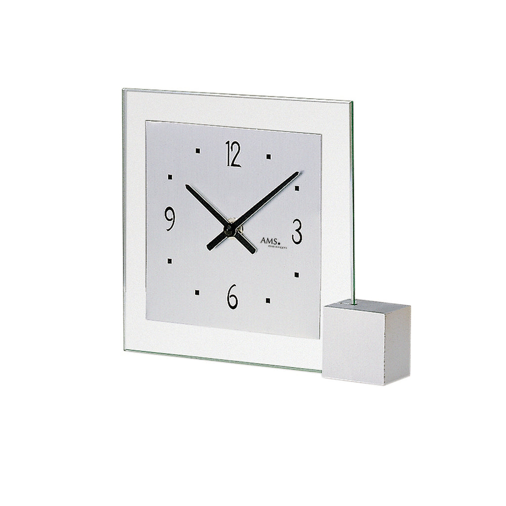 AMS T102 Tischuhr mit Holzsockel, Aluminium-Zifferblatt und Mineralglas