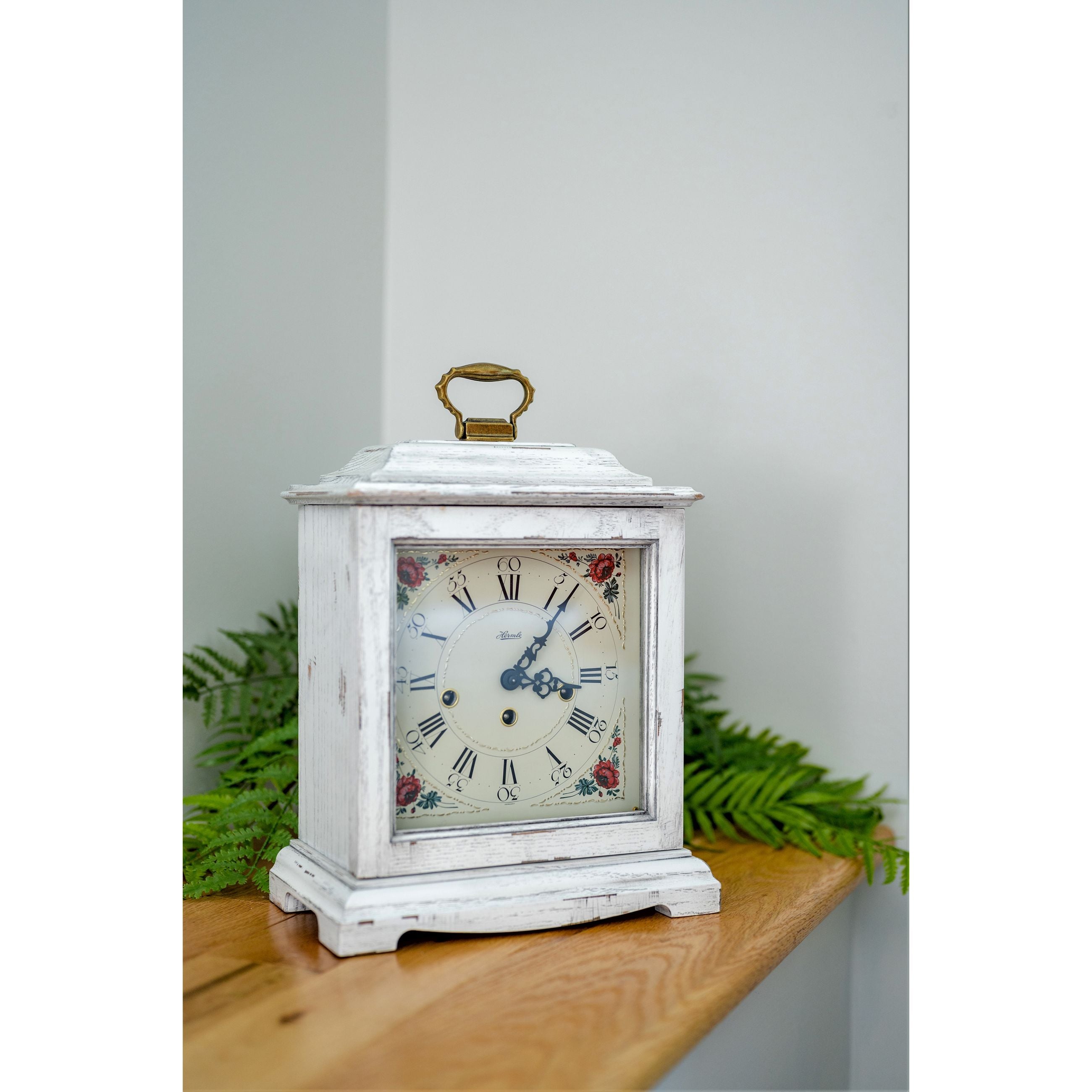 Hermle 22915-V60340 Tischuhr Austen Vintage Weiß mit automatischer Nachtabschaltung