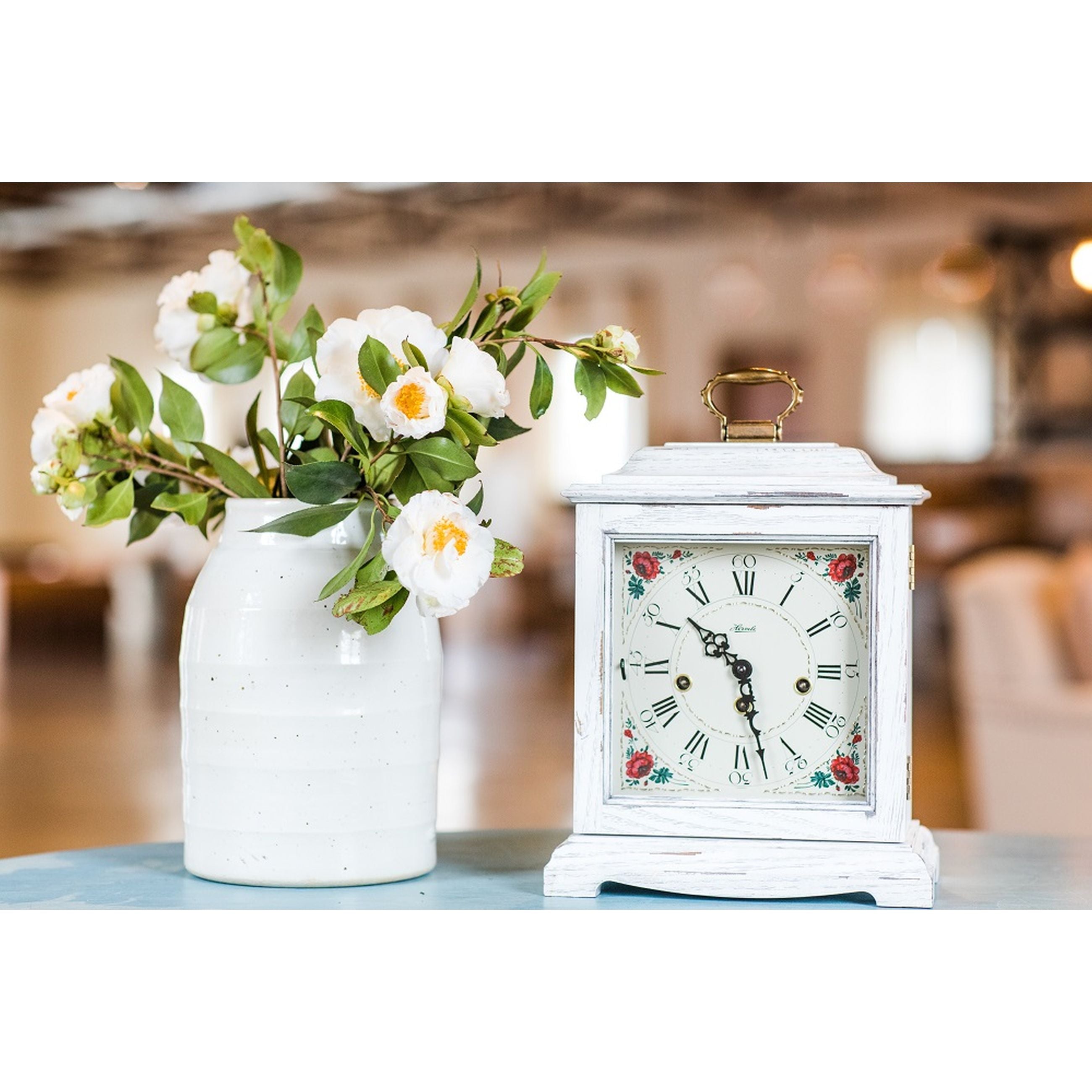 Hermle 22915-V60340 Tischuhr Austen Vintage Weiß mit automatischer Nachtabschaltung