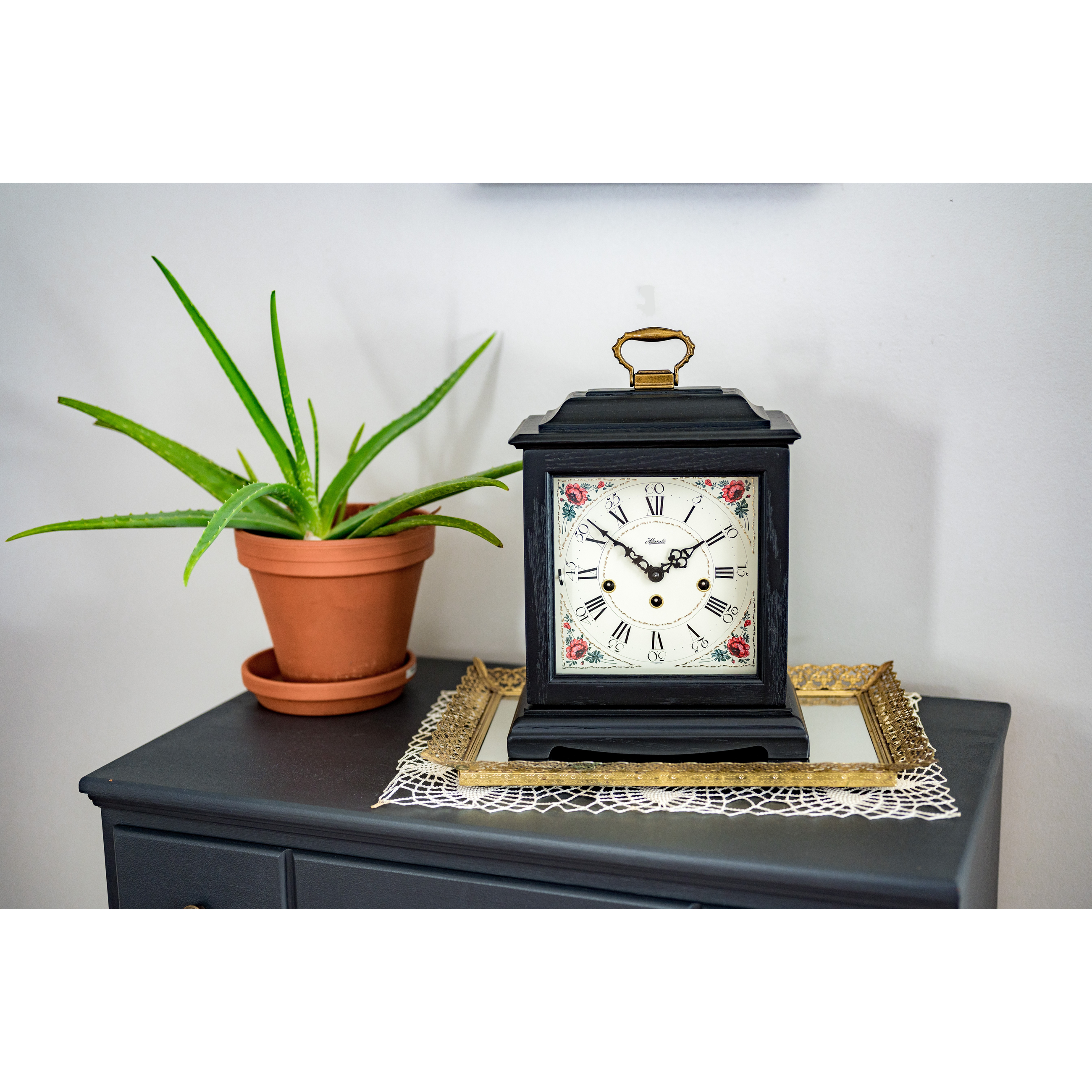 Hermle 22915-V80340 Tischuhr Austen Vintage Schwarz mit automatischer Nachtabschaltung
