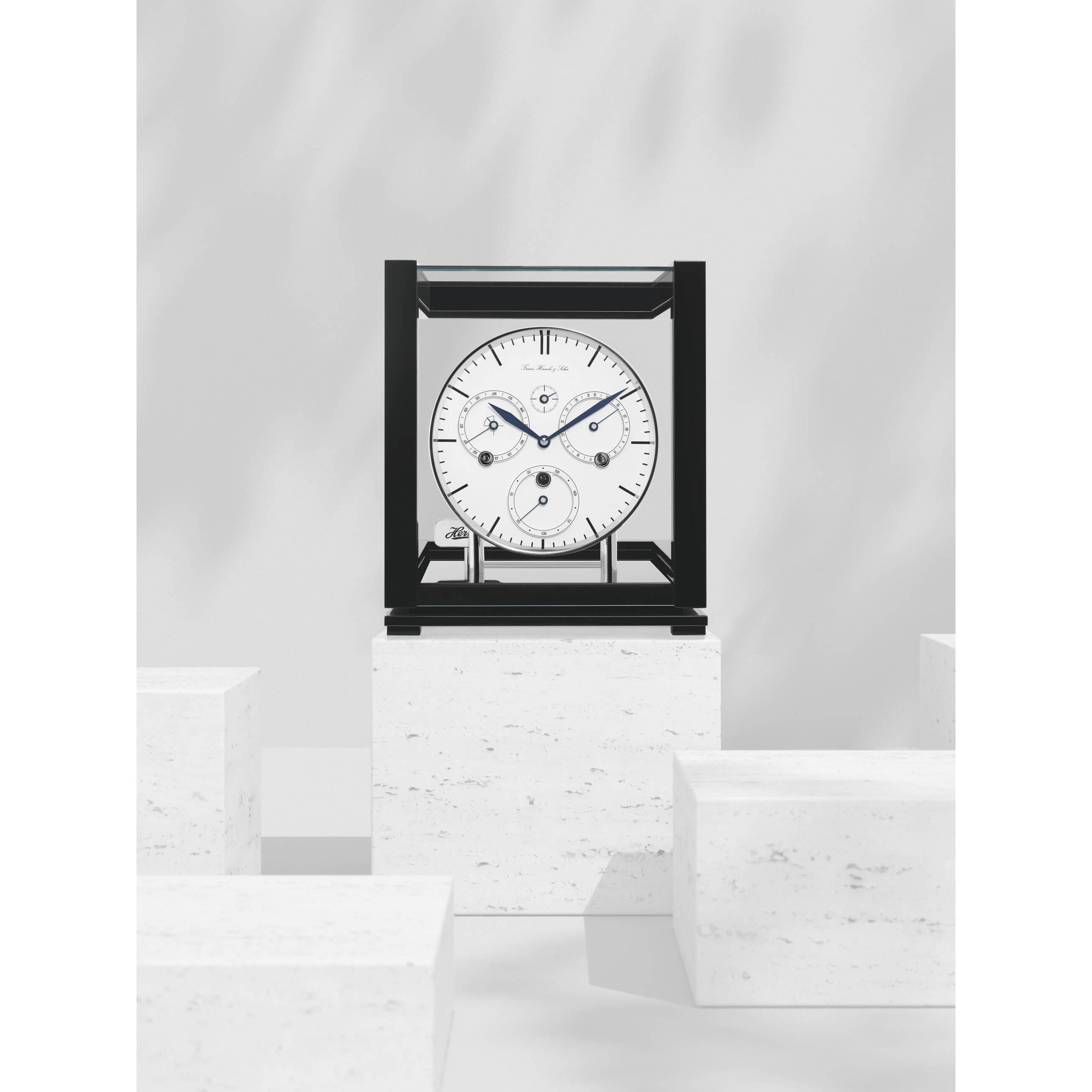 Hermle 23059-740352 Tischuhr Ewiger Kalender Schwarz mit weißem Zifferblatt