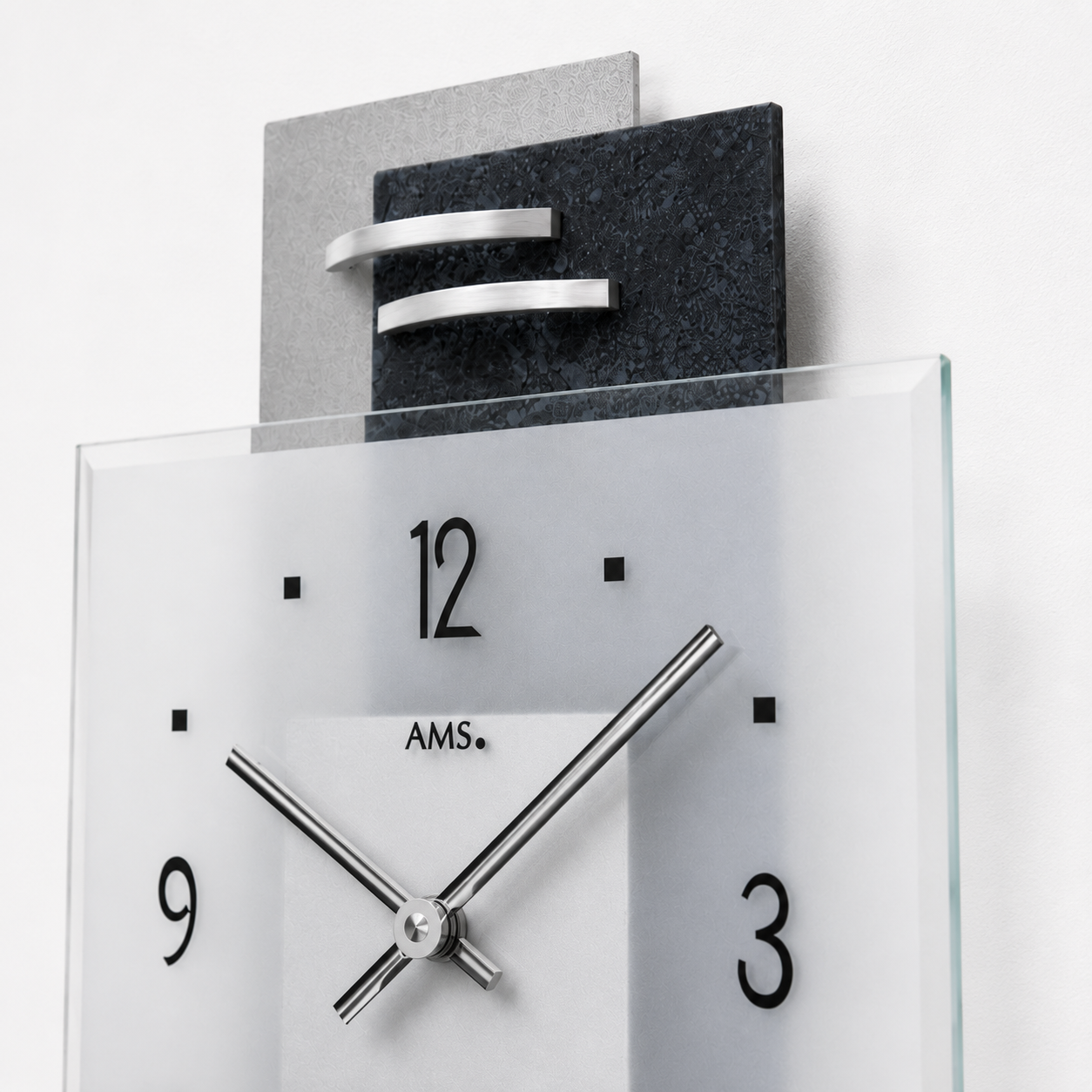 AMS W9245 Wanduhr mit Schieferstruktur und Aluminium-Applikationen