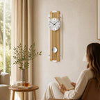 Standuhren.com 🕰️ AMS Funk-Pendelwanduhr aus hellem Buchenholz mit Aluminium-Zifferblatt in einem Wohnzimmer