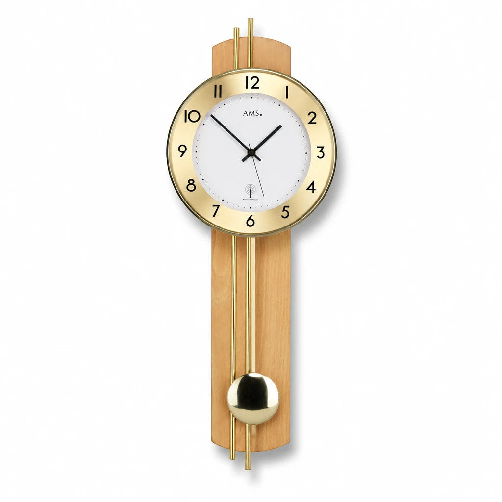 Standuhren.com 🕰️ AMS Funk-Pendeluhr mit heller Buchenholz-Rückwand, goldenem Aluminium-Zifferblatt und Mineralglas.
