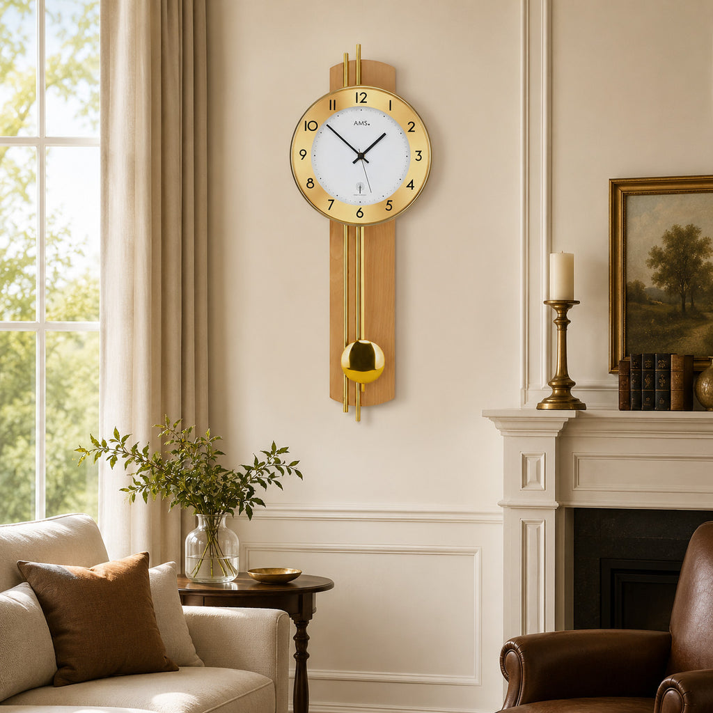 Standuhren.com 🕰️ AMS Funk-Pendelwanduhr mit heller Buchenholz-Rückwand, goldenem Aluminium-Zifferblatt und Mineralglas.