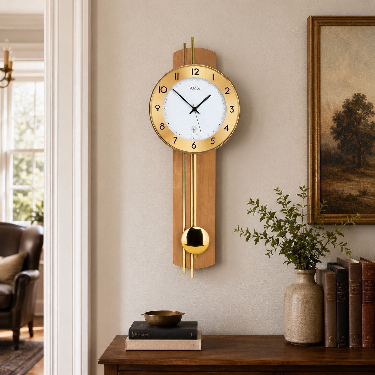 Standuhren.com 🕰️ AMS Funk-Pendelwanduhr mit heller Buchenholz-Rückwand, goldenem Zifferblatt und elegantem Pendel.