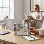 Standuhren.com 🕰️ AMS F5130 Funk-Tischuhr aus Metall und Mineralglas auf einem Schreibtisch im modernen Büro