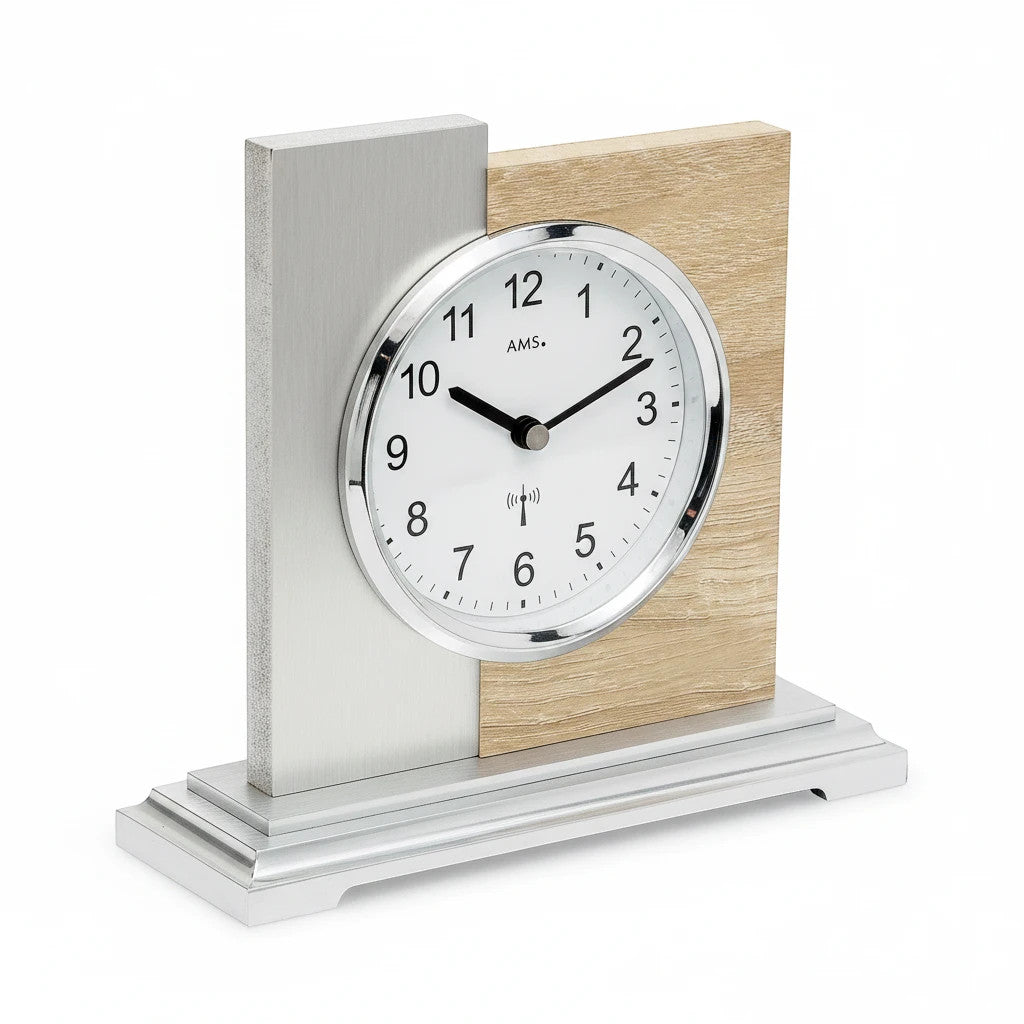 Standuhren.com 🕰️ AMS F5151 Funk-Tischuhr mit hellem Holzgehäuse und moderner Aluminium-Front auf weißem Hintergrund