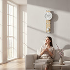 Standuhren.com 🕰️ AMS F5214 Funk-Pendelwanduhr mit geschwungener Sonoma-Holzoptik und Aluminium in modernem Wohnzimmer