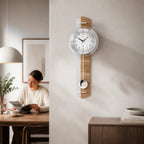 Standuhren.com 🕰️ AMS F5271 Funk-Pendeluhr aus Kernbuche und Aluminium mit Mineralglas in einem modernen Wohnraum