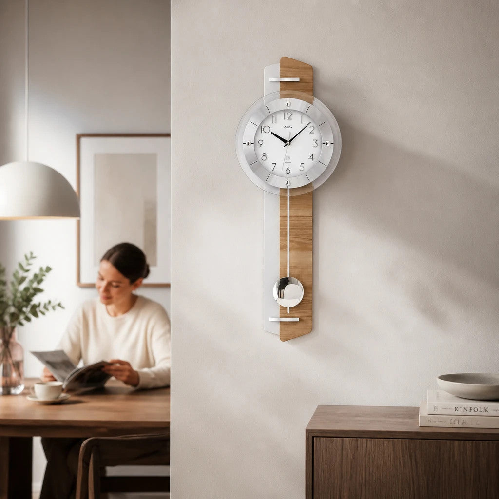 Standuhren.com 🕰️ AMS F5271 Funk-Pendeluhr aus Kernbuche und Aluminium mit Mineralglas in einem modernen Wohnraum