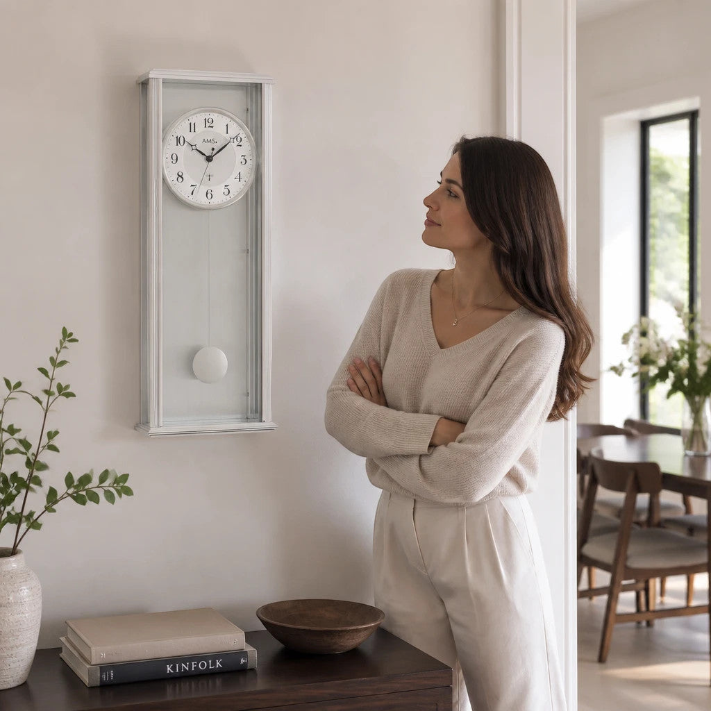 Standuhren.com 🕰️ AMS F5280 Funkwanduhr mit Aluminiumgehäuse und Pendel in einem modernen Wohnzimmer