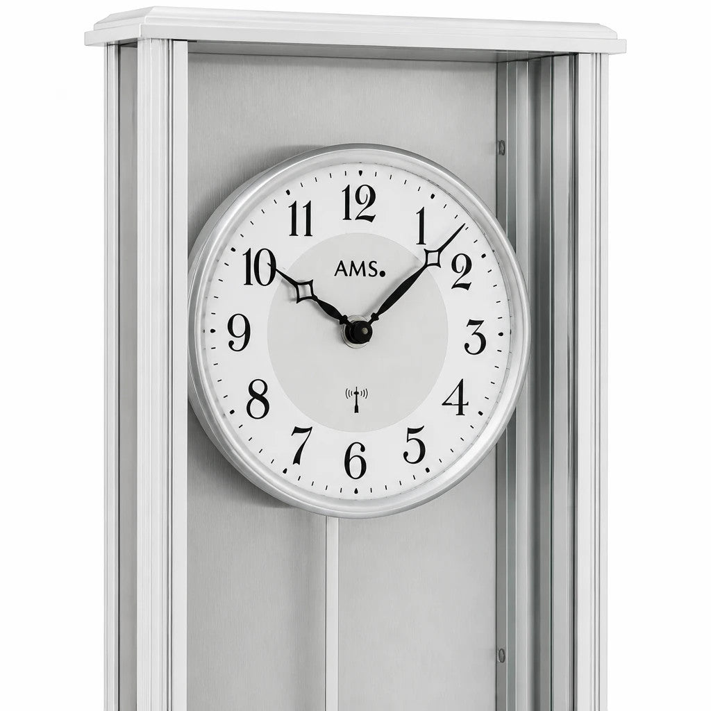 Standuhren.com AMS F5280 Pendel-Funkwanduhr mit silbernem Aluminiumgehäuse und Mineralglas in modernem Design