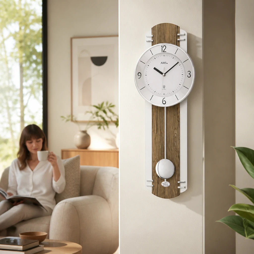 Standuhren.com 🕰️ AMS F5292 Funkwanduhr mit Nussbaumdekor, Aluminium-Akzenten und Pendel in modernem Wohnzimmer