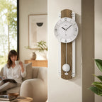 Standuhren.com 🕰️ AMS F5292 Funkwanduhr mit Nussbaumdekor, Aluminium-Akzenten und Pendel in modernem Wohnzimmer