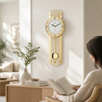 Standuhren.com 🕰️ AMS F5293 Funk-Pendelwanduhr mit hellem Holzgehäuse, goldenen Messing-Akzenten und Mineralglas.