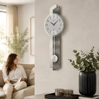 Standuhren.com 🕰️ AMS F5322 Funkwanduhr mit silbernem Holzgehäuse, Aluminium-Zifferblatt und Pendel im Wohnzimmer