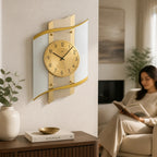 Standuhren.com 🕰️ AMS F5515 Funkwanduhr mit elegantem Holzgehäuse, Messing-Akzenten und facettiertem Mineralglas.