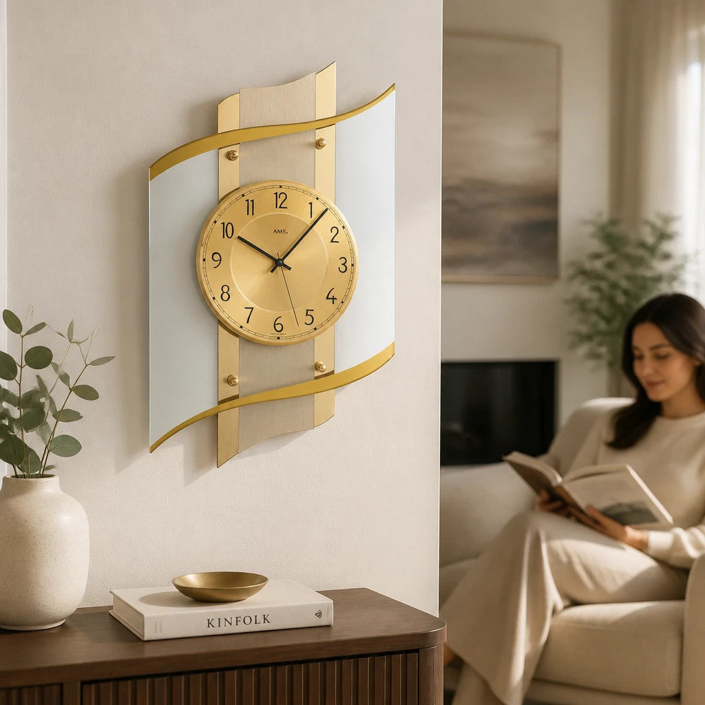Standuhren.com 🕰️ AMS F5515 Funkwanduhr mit elegantem Holzgehäuse, Messing-Akzenten und facettiertem Mineralglas.
