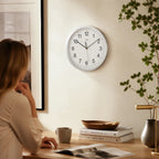 Standuhren.com 🕰️ AMS F5525 Funkwanduhr mit gebürstetem Aluminiumgehäuse und Mineralglas in einem modernen Wohnzimmer