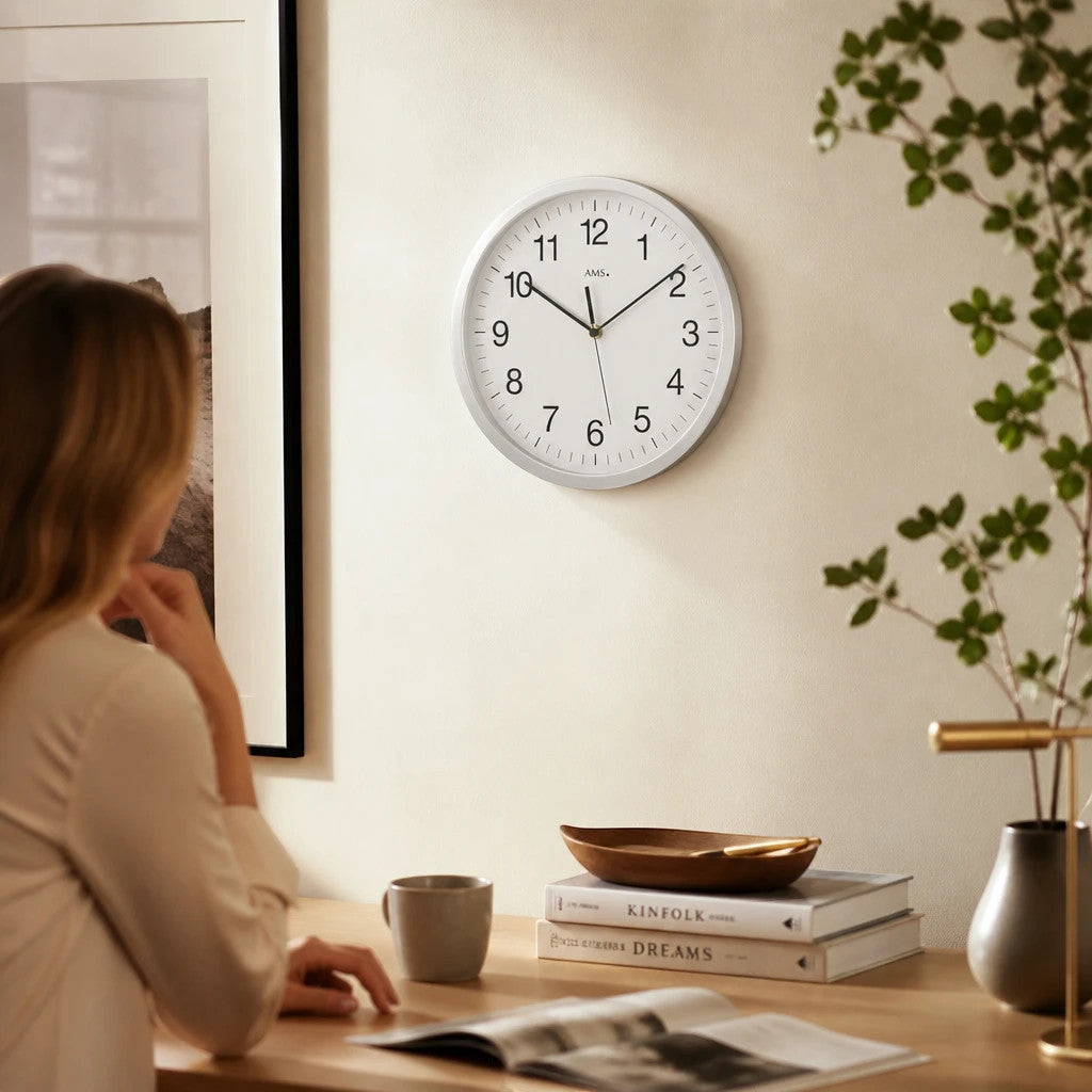 Standuhren.com 🕰️ AMS F5525 Funkwanduhr mit gebürstetem Aluminiumgehäuse und Mineralglas in einem modernen Wohnzimmer