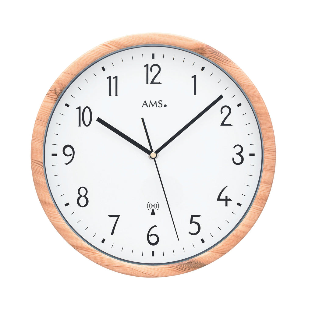 Standuhren.com 🕰️ AMS Funkwanduhr mit Kunststoffgehäuse in Holzoptik, weißem Zifferblatt und Mineralglas.