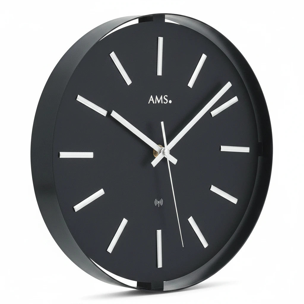 Standuhren.com 🕰️ AMS Funkwanduhr F5586 mit schwarzem Metallgehäuse und silbernen Ziffern in moderner Optik