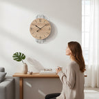 Standuhren.com 🕰️ AMS W9687 Wanduhr mit Sonoma-Holzoptik und schwarzem Metallrahmen in modernem Wohnzimmer