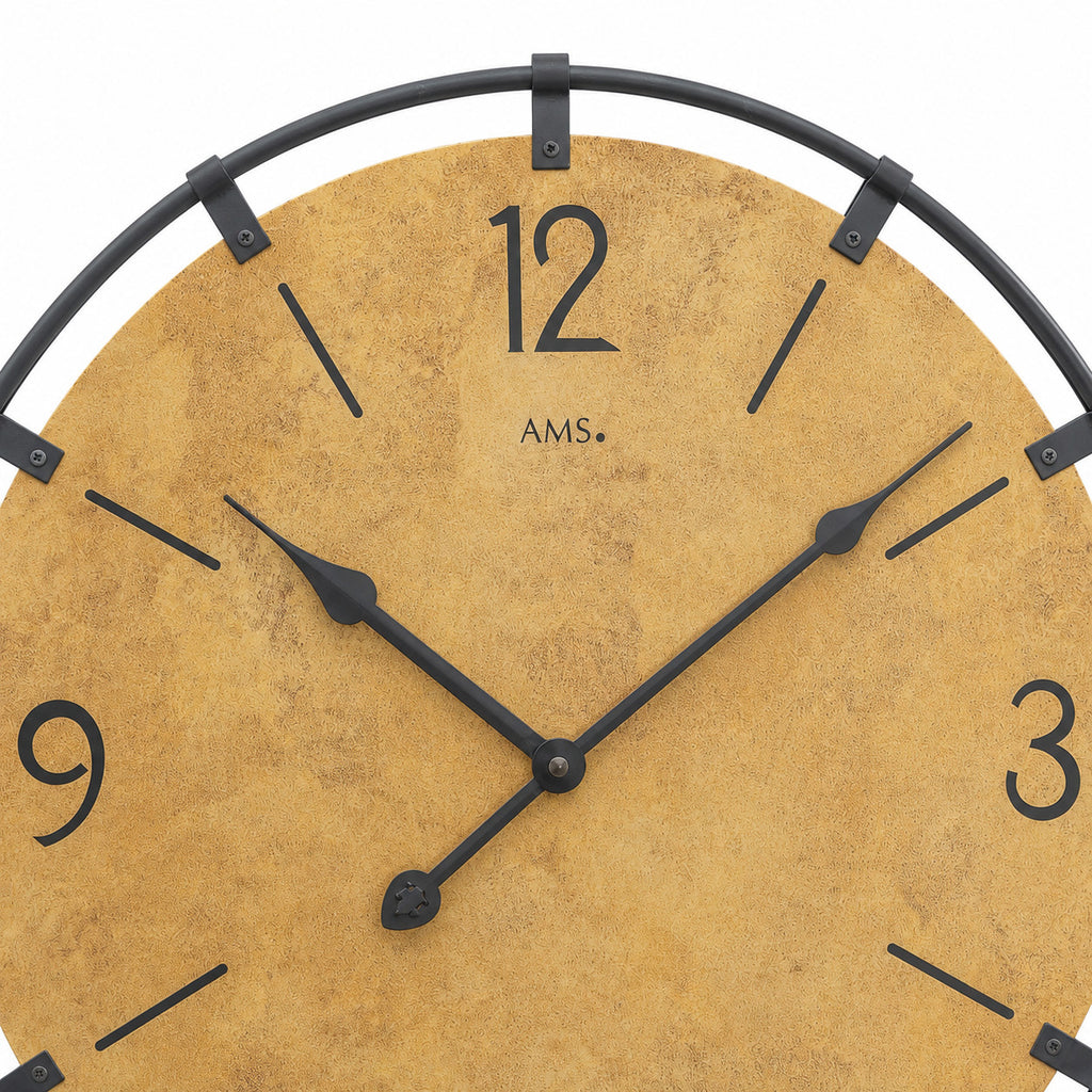 Standuhren.com 🕰️ AMS Wanduhr mit Holzgehäuse, schwarzem Metallring und gefrästen Zahlen in klassischem Design