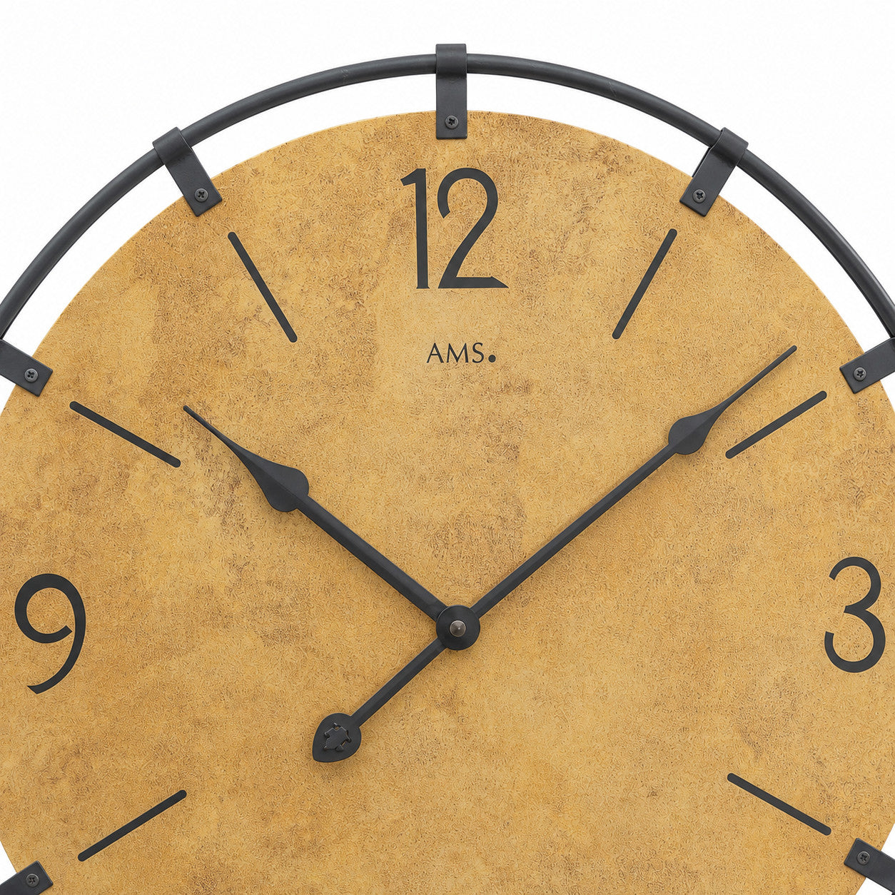 Standuhren.com 🕰️ AMS Wanduhr mit Holzgehäuse, schwarzem Metallring und gefrästen Zahlen in klassischem Design