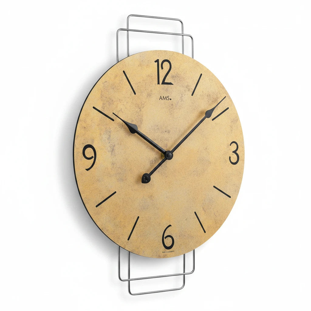 Standuhren.com 🕰️ AMS W9689 Wanduhr mit antikem Messing-Zifferblatt und modernem Metallrahmen in Seitenansicht