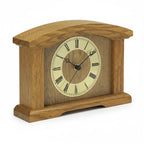 Standuhren.com 🕰️ Funk-Tischuhr aus hellem Eichen-Massivholz mit Aluminium-Zahlenring und römischen Ziffern
