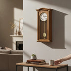 Standuhren.com 🕰️ AMS Funkwanduhr aus Eichenholz mit Pendel, weißem Zifferblatt und klassischem Schlagwerk an der Wand