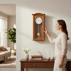 Standuhren.com 🕰️ AMS F5014-9 Pendel-Funkwanduhr aus Kirschbaumholz mit klassischem Design in einem Wohnzimmer