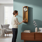 Standuhren.com 🕰️ AMS Funk-Pendelwanduhr aus Kirschbaum-Massivholz mit Wurzelholz-Finish an einer Wand