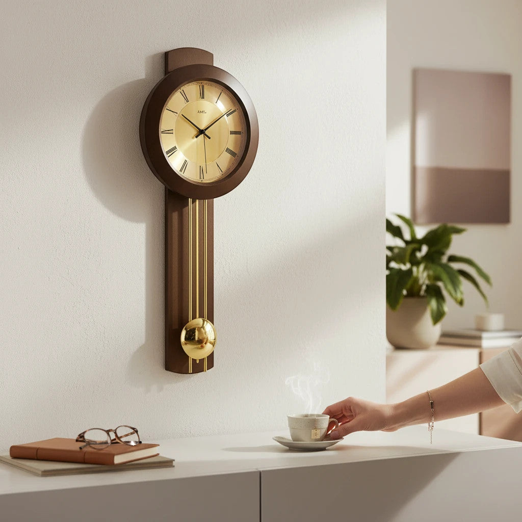 Standuhren.com 🕰️ AMS Funk-Pendelwanduhr aus Nussbaum-Massivholz mit goldenem Zifferblatt und Messing-Pendel