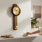 Standuhren.com 🕰️ AMS Funk-Pendelwanduhr aus Nussbaum-Massivholz mit goldenem Zifferblatt und Messing-Pendel