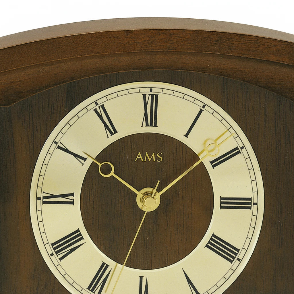 Standuhren.com 🕰️ AMS Funk-Tischuhr aus Nussbaum-Massivholz mit goldenem Aluminium-Zahlenring und römischen Ziffern.