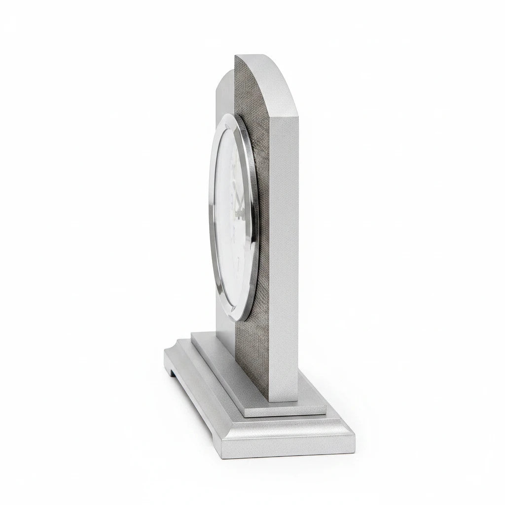 Standuhren.com 🕰️ AMS F5144 Funk-Tischuhr mit Holzgehäuse, Kunstleder-Applikation und Aluminium-Frontring in Seitenansicht