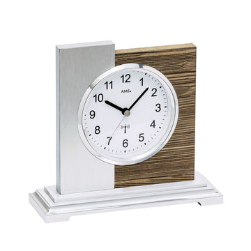 Standuhren.com 🕰️ AMS Funk-Tischuhr mit modernem Holzgehäuse und silberner Aluminium-Auflage auf weißem Hintergrund