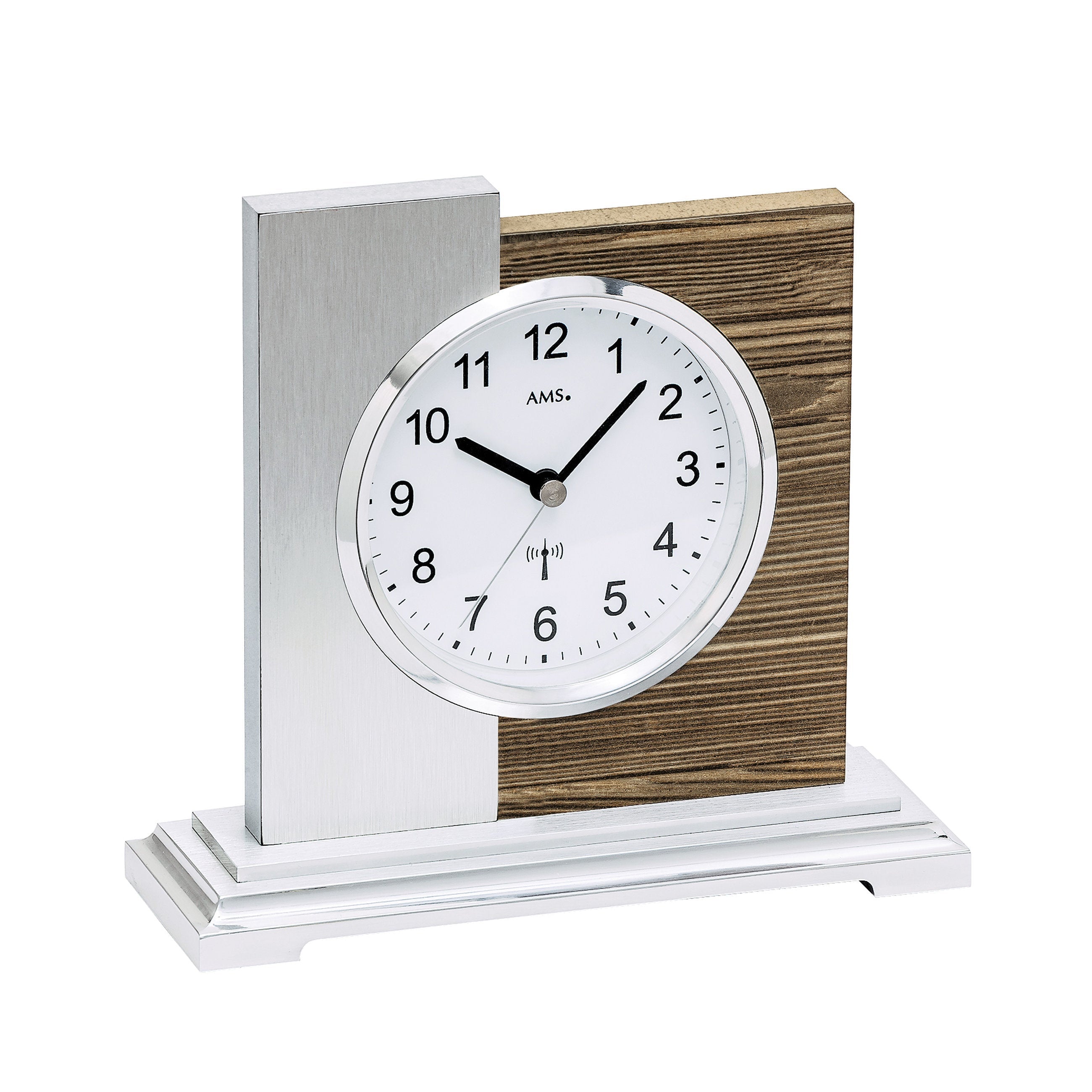 Standuhren.com 🕰️ AMS Funk-Tischuhr mit modernem Holzgehäuse und silberner Aluminium-Auflage auf weißem Hintergrund