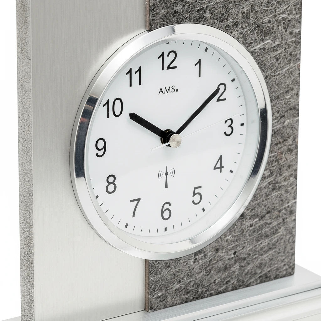 Standuhren.com 🕰️ AMS F5150 Funk-Tischuhr mit modernem Holzgehäuse, Naturstein-Akzenten und Aluminium-Frontring.