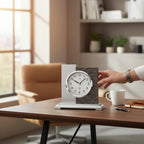 Standuhren.com 🕰️ AMS F5150 Funk-Tischuhr mit Holzgehäuse, Naturstein-Akzenten und Aluminium-Elementen auf Schreibtisch