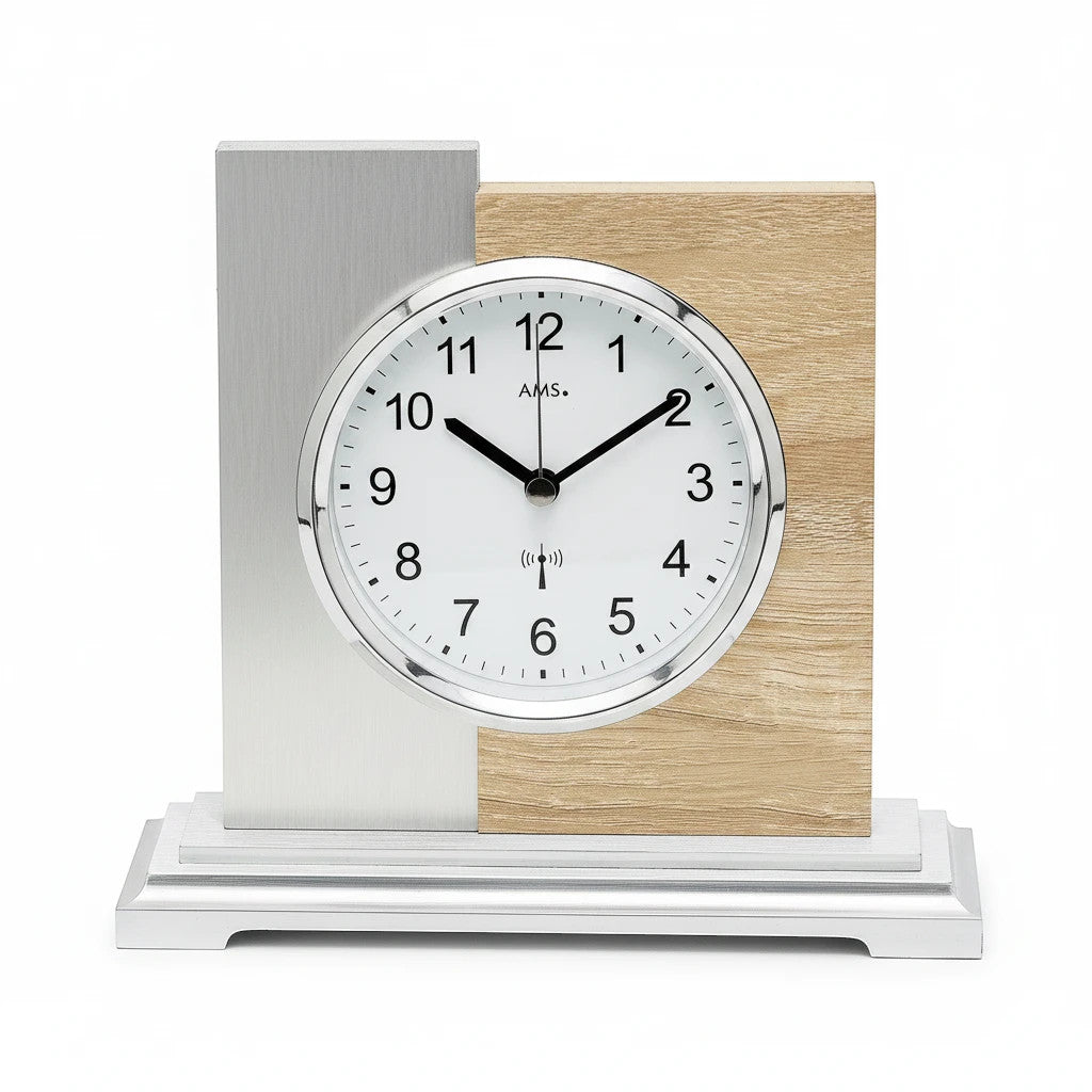 Standuhren.com 🕰️ AMS F5151 Funk-Tischuhr aus hellem Holz und gebürstetem Aluminium mit weißem Zifferblatt