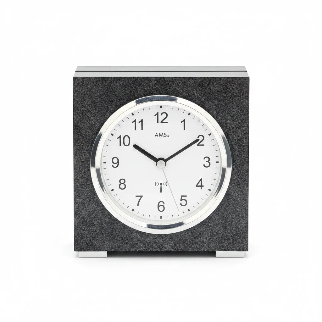 Standuhren.com 🕰️ AMS Funk-Tischuhr mit schwarzem Holzgehäuse, weißem Zifferblatt und silbernem Aluminium-Frontring.