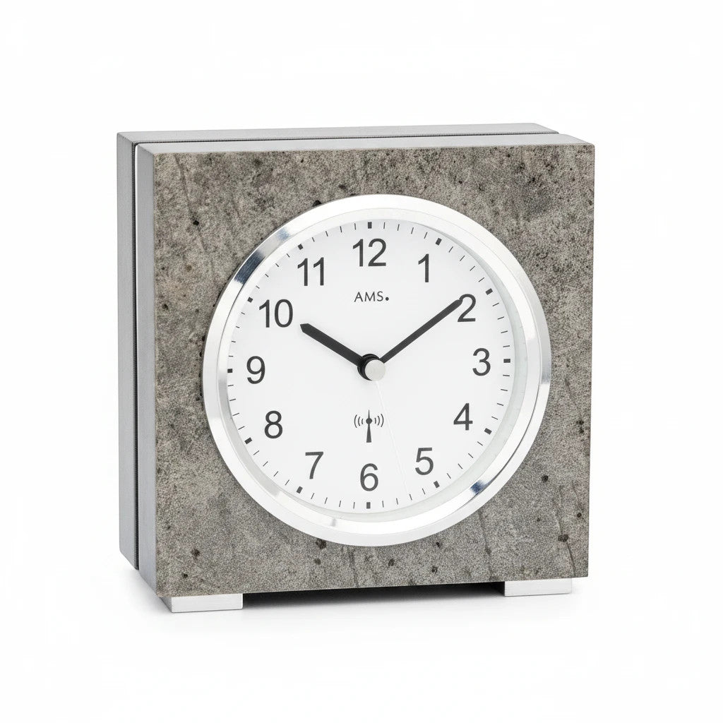 Standuhren.com 🕰️ AMS F5156 Funk-Tischuhr mit grauem Steingehäuse, Aluminium-Akzenten und weißem Zifferblatt