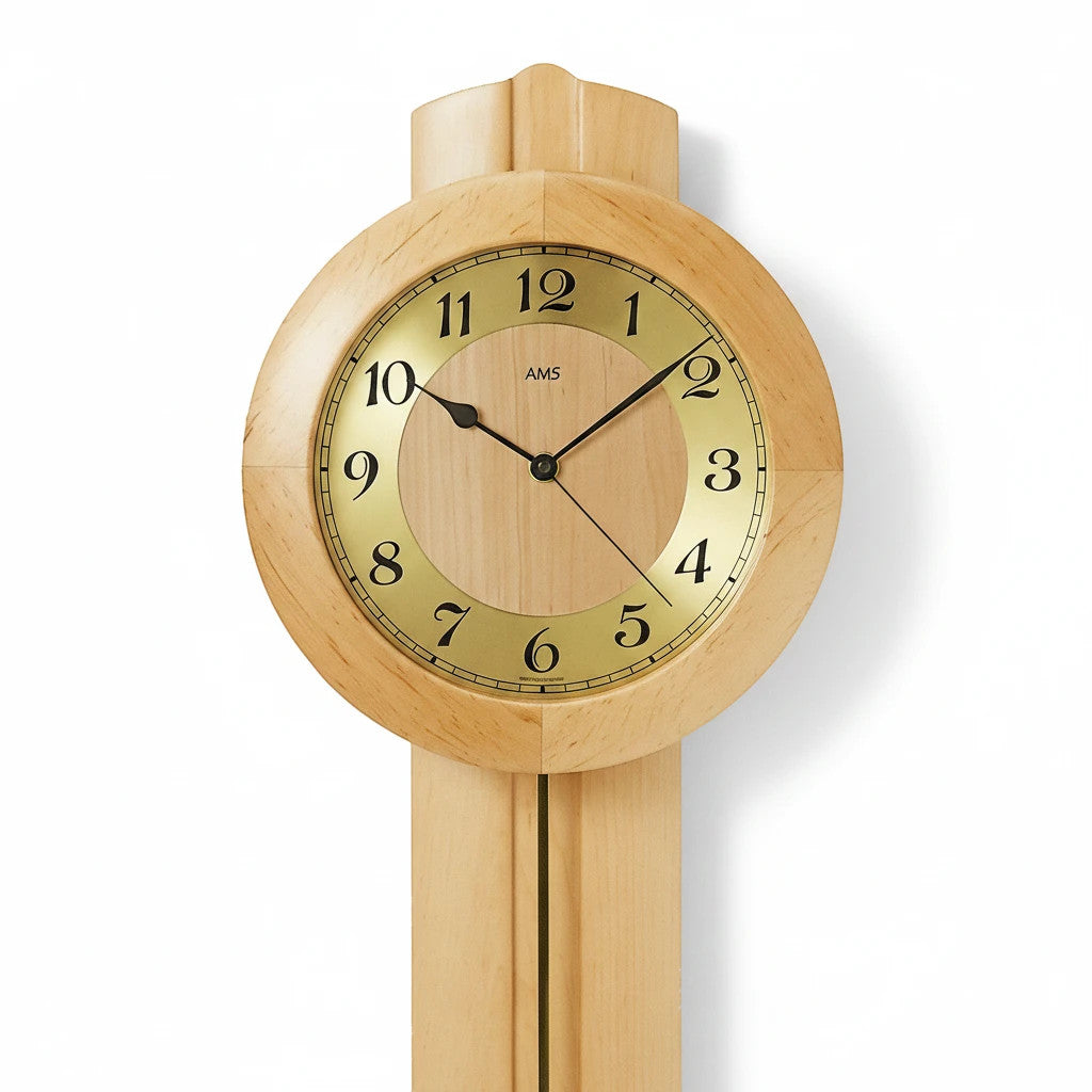 Standuhren.com 🕰️ AMS Funk-Pendelwanduhr aus hellem Erlen-Massivholz mit goldenem Zifferblatt und Mineralglas