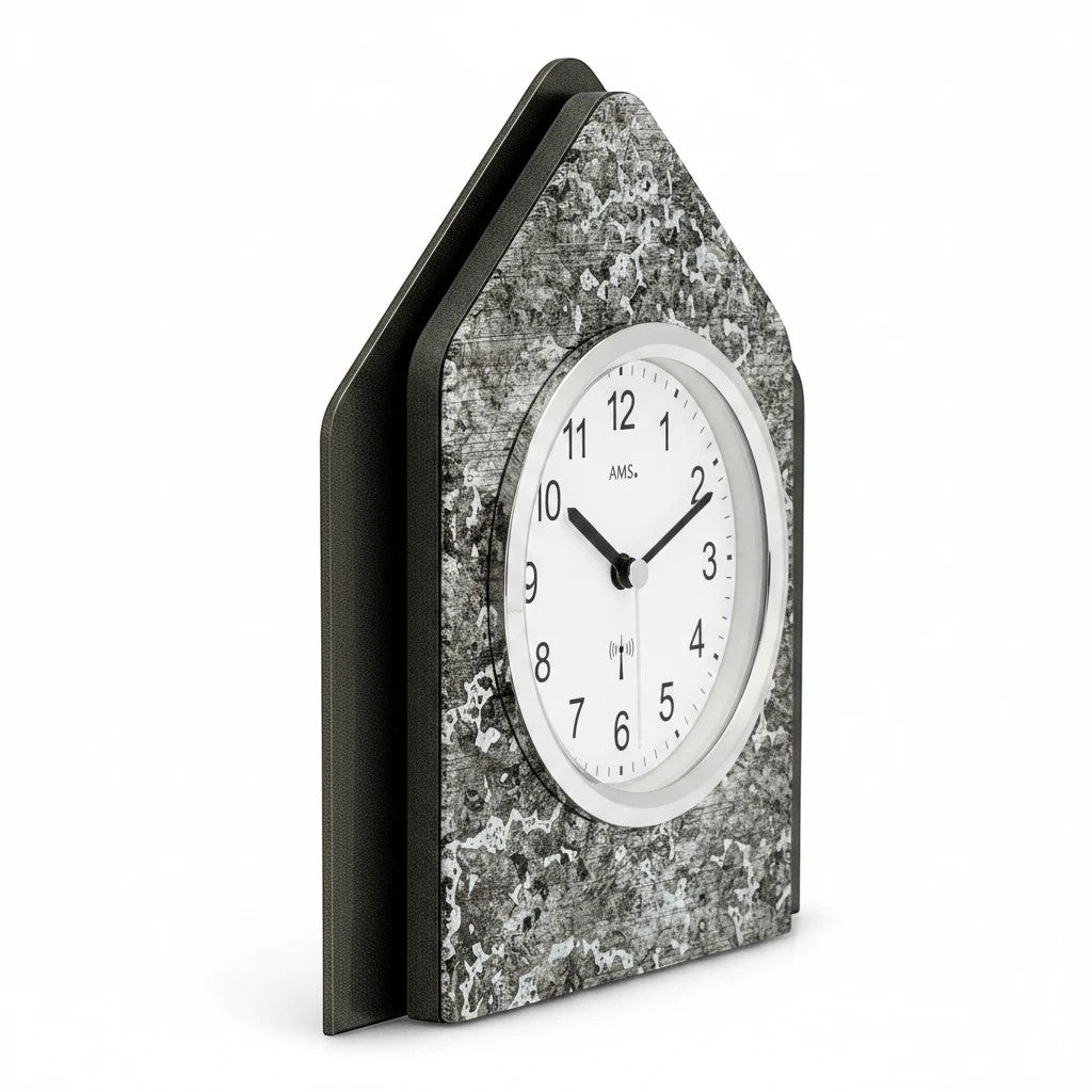 Standuhren.com 🕰️ AMS F5169 Funk-Tischuhr mit modernem Holzgehäuse, Metallic-Optik und weißem Zifferblatt in Seitenansicht.