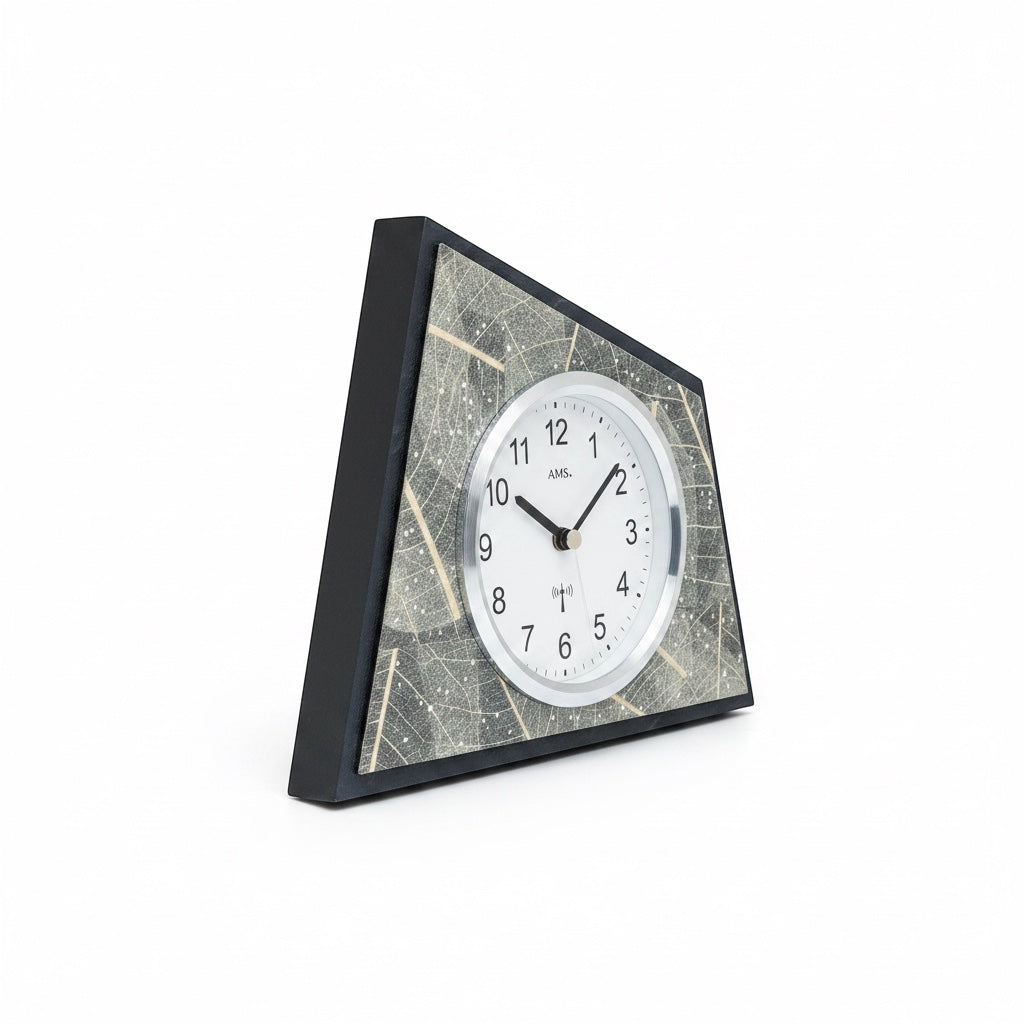 Standuhren.com 🕰️ AMS Funk-Tischuhr mit Holzgehäuse, Natur-Blatt-Design und funkelnden Swarovski-Kristallen