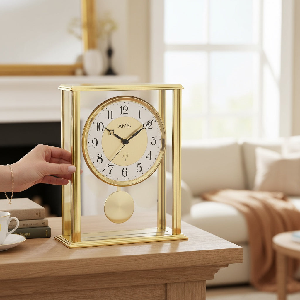 Standuhren.com 🕰️ AMS F5191 Funk-Tischuhr mit goldenem Metallgehäuse, Mineralglas und Pendel auf einem Holztisch